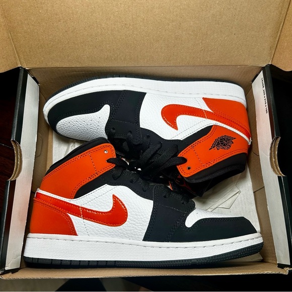 NIKE Air Jordan NWT Women's or Youth Unisex Athletic Shoes, Black Orange White - Picture 4 of 10